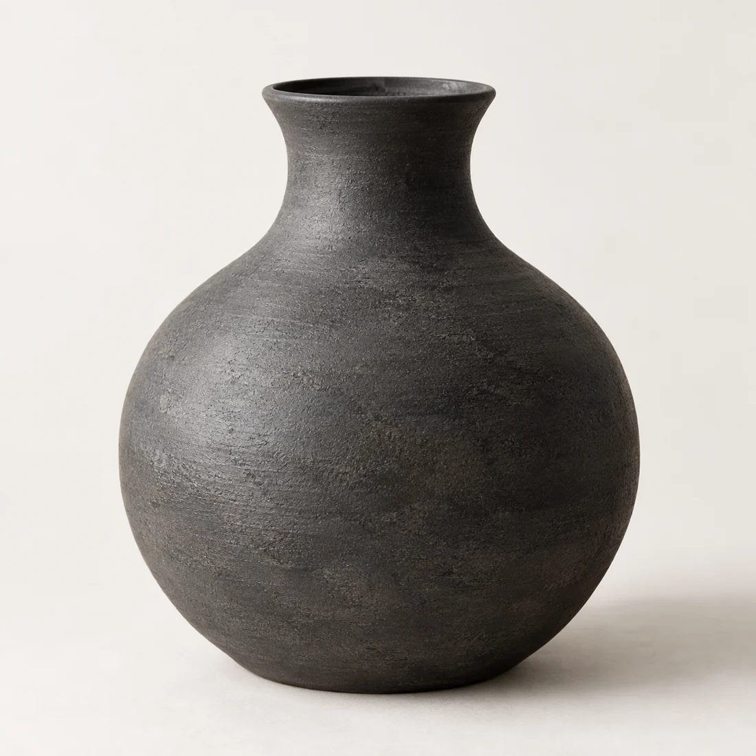 Fotografía generada de Vasija Órbita / Cerámica mate · carbón